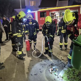 Am Donnerstag, den 14. November 2024, wurde die FF St. Peter/Au gegen 17:00 Uhr zu einem Kleinbrand im Marktgebiet alarmiert.